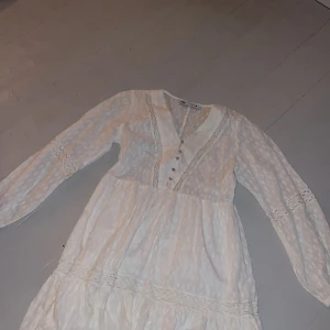 Zara klänning - Jättefin Zara klänning som ofta är slutsåld💞 Köpte i somras och är använd en gång. Jättefint skick och har inga skador. Säljer då den tyvärr inte kommer till användning. Skriv om du vill ha mer information eller bilder💕