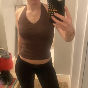 Topp - Oanvänd brun halterneck topp från Bikbok