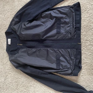 Moncler jacka - Säljer denna fina moncler koft/jackan