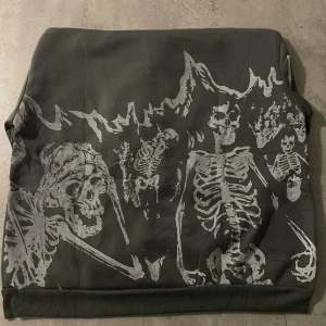 Zip hoodie - Ge din garderob en uppgradering med denna sweatshirt som kombinerar stil och komfort på bästa sätt! Tillverkad av högkvalitativt bomullsmaterial, är denna sweatshirt perfekt för både avslappnade dagar hemma och för att ta dig igenom dina äventyr i st