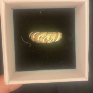 Ring Edblad  - Nu säljer jag denna ring från Edblad då den är för stor för mig. Den är i färgen guld och storlek M, Aldrig använd!💓💓