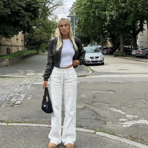 Alobha label linnebyxor - Beställde dessa linnebyxor i storlek xs, de passar mig men jag har insett att jag mycket hellre vill ha en oversized look med dessa. Jag vill byta dessa mot ett par M, eller alternativt sälja till ett bra pris. De är i bra skick! Pris kan diskuteras