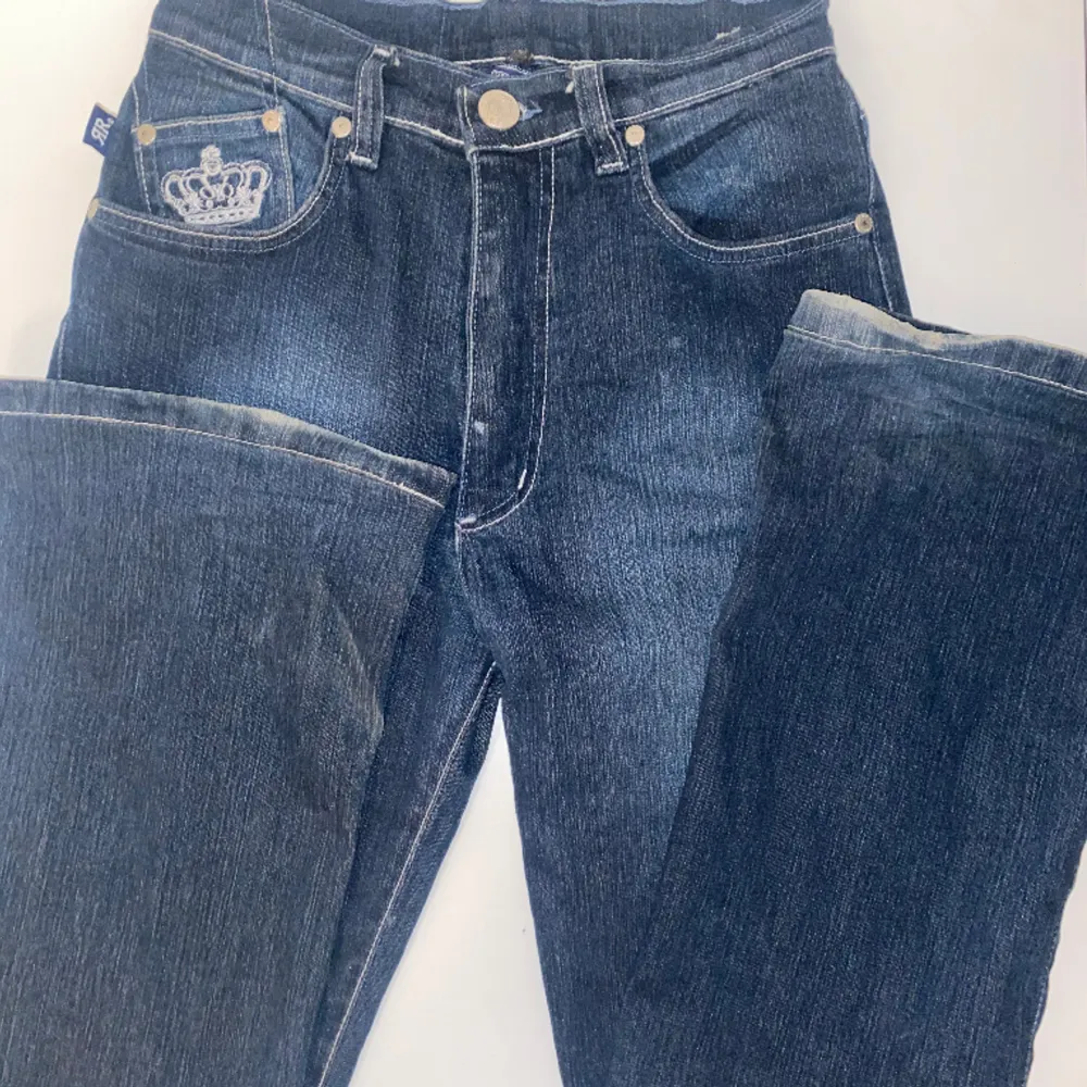 Jätte fina bootcut jeans från Victoria Beckham💕💕 Midjemått tvärs över:  31 cm innerbenslängd: 72cm  Skriv för mer frågor💞. Jeans & Byxor.