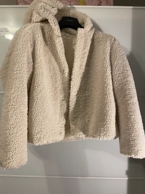 Jättefin Teddy jacka från Mango - Jättefin jacka från mango stl L , liten i stl