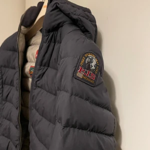 Parajumper - rajumper jacka, tjejmodell storlek Xs i Marinblå. Jag har använt den 1-2 gånger så den är helt ny utan några missfärgningar osv, om du har några frågor så är det bara att skriva till mig.