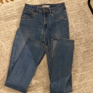 Straight legs Slit Jeans  - Raka byxor med slit i storlek 34 / XS från Cubus i lite vanlig denim färg. Ganska så oanvända & stretchiga. 