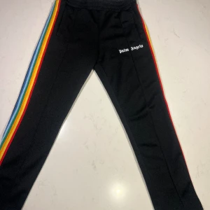 Palm angels byxor - Tjena! Säljer ett par sjukt snygga Palm angels byxor, dom är i toppskick, använda 3-4 gånger max. Storlek L, kvitto finns, dom är köpta på double-y i Malmö. Ställ gärna frågor om ni undrar något