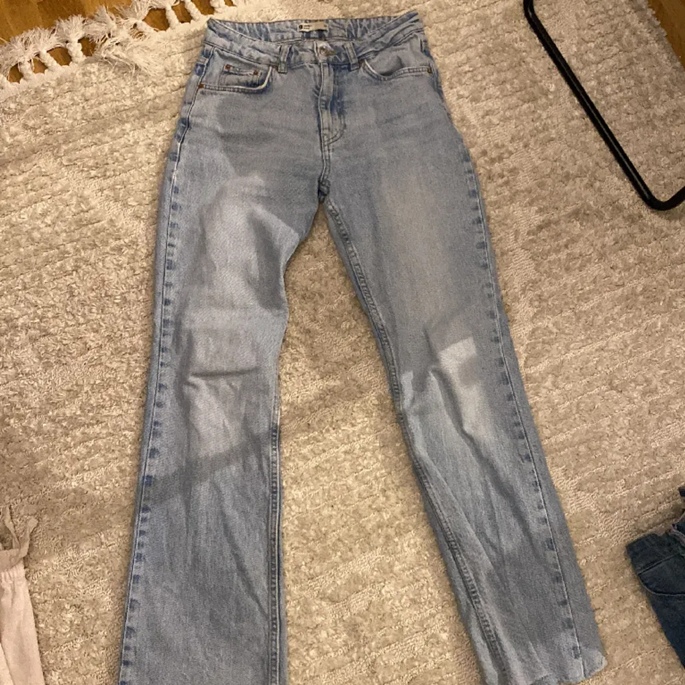 Raka Gina Tricot jeans i storlek 34 i ljustvätt. Inte varit så användna. Väldigt fina & passar bra på mig som är 156 cm lång. . Jeans & Byxor.