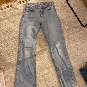 Raka Gina Tricot jeans i storlek 34 i ljustvätt. Inte varit så användna. Väldigt fina & passar bra på mig som är 156 cm lång. 