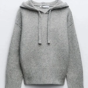 Grå stickad tröja zara  - Säljer denna skitsnygga och mysiga hoddie/tröja från zara. Andvändt ett fåtal gånger. Säljer då den inte kommer till andvänding💕