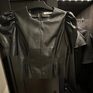 Skinn topp  - Jätte cool skinn topp ifrån nakd, storlek 36!