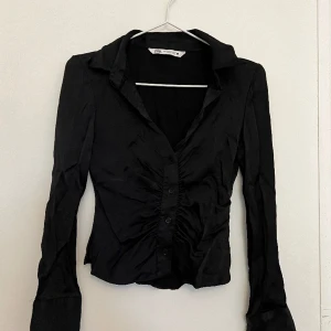 Festtopp Zara  - Snygg festtopp från zara, skjortliknande med snygg scrunch vid bysten som ger en fin figur 