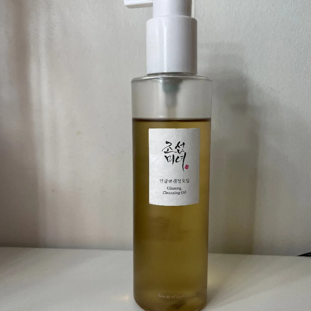 Säljer denna cleansing oil från beauty of Joseon eftersom att den ej funkade för mig, lite mindre än 210 ml. Övrigt.