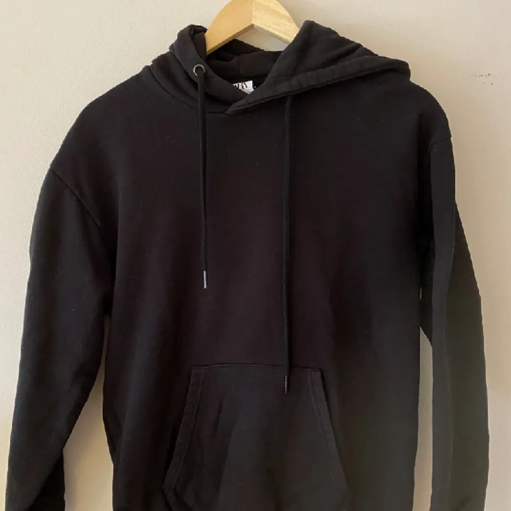 Svart hoodie ifrån Zara i storlek S!. Hoodies.