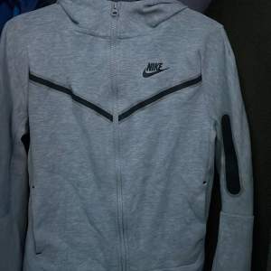 Jag säljer nu denna Nike tech fleece för att den inte passar mig längre. Skick= 9/10. Hör av er till mig vid intresse av att köpa den. 