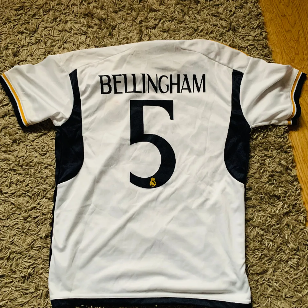 Säljer Bellingham tröja då jag inte använder den längre, inte äkta, Storlek M, bara att kontakta vid frågor 🤝. T-shirts.