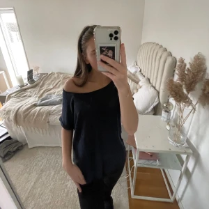 Marinblå stickad t-shirt i linnetyg  - Supergullig o fin nu till sommaren💌🙏🏽tryck gärna på köp nu!