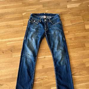 äkta true religion jeans med fat stitching. passform är straight/lite bootcut (billy) gylfen är dock sönder ahahaha rip