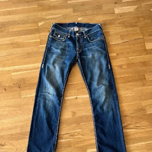 true religion jeans - äkta true religion jeans med fat stitching. passform är straight/lite bootcut (billy) gylfen är dock sönder ahahaha rip