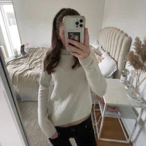 Vit stickad tröja från mango - Såååå mysig och jättefin. Passar till allt❤️tryck gärna på köp nu