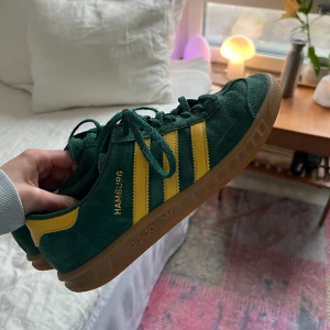 Adidas skor  - Använda men i fint skick! Storlek 36!