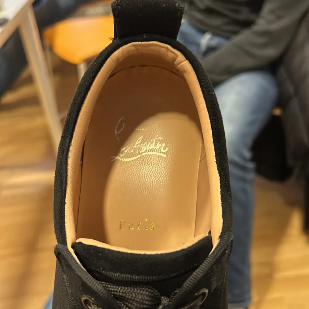 Tja, säljer dessa riktigt feta Christian Louboutin skor som är endast använda ca 1 månad. Allt og följer med. Bara be om fler bilder. (Skorna är 1/1) hör av er vid frågor☺️. Skor.