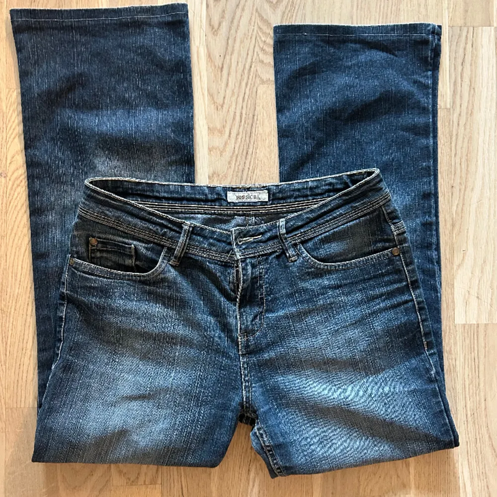 Super fina lowwaist jeans i mörkblå wash, tyvärr för små på mig så kan inte skicka någon bild med dem på! I jättefint skick.   Midjemått: 82cm Innebenslängd: 70cm  Midjehöjd: 22cm . Jeans & Byxor.