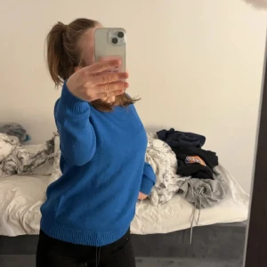 Blå stickad tröja - Jätte fin stickad tröja köpt från vila som behöver ett nytt hem 👌🏻