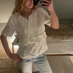 Vit blus - Vit blus från & other stories!!🥰😌