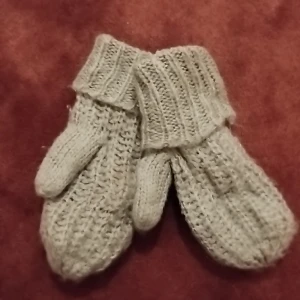 Söta gröna stickade vantar - Söta gröna stickade vantar, perfekt för alla kalla väder! Använda!