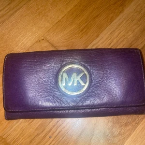 Michael Kors plånbok - Typ aldrig använd, den är som ny och har inga defekter