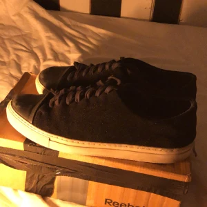 Axel arigato skor - Axel arigato skor i storlek 42. Säljer då dom är för stora för mig och inte kommer till användning. Nypris 1800kr, mitt pris 600kr. Skick 8/10