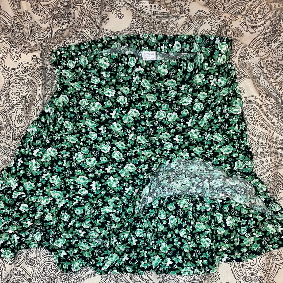 Blommig kjol med volanger🖤💚 - 90