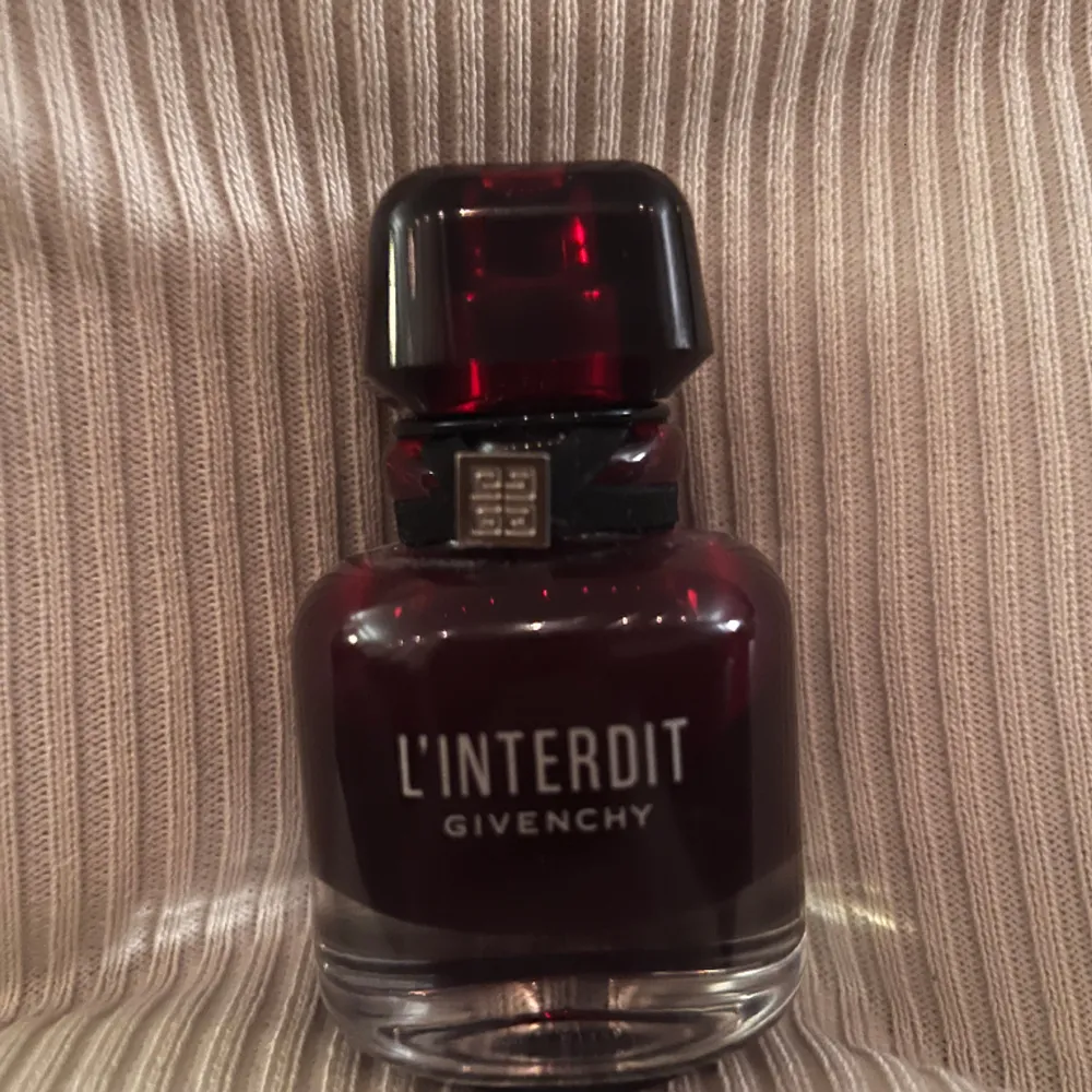 Säljer denna parfym helt ny från Givenchy 35 ml Säljer för 650kr. Övrigt.