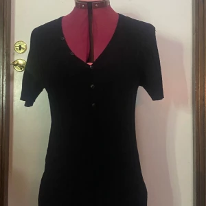 Svart tröja  - Står Zara man men passar även för tjejer ger en väldigt fin urringning speciellt om man är på den större sidan, materialet är väldigt stretchigt .ganska använd som man kan se på lappen men i bra skick. 