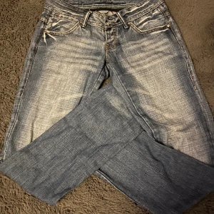 Lågmidjade jeans  - Säljer nu mina super fina lågmidjade jeans från lee Cooper, byxorna är i jätte bra skick och endast använd två gånger❤️