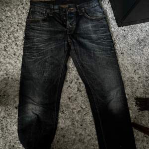 Nudie jeans Säljer mina Nudie jeans som inte längre används. Nyskick och väl omhändetagna.  Storlek: W33 L32 