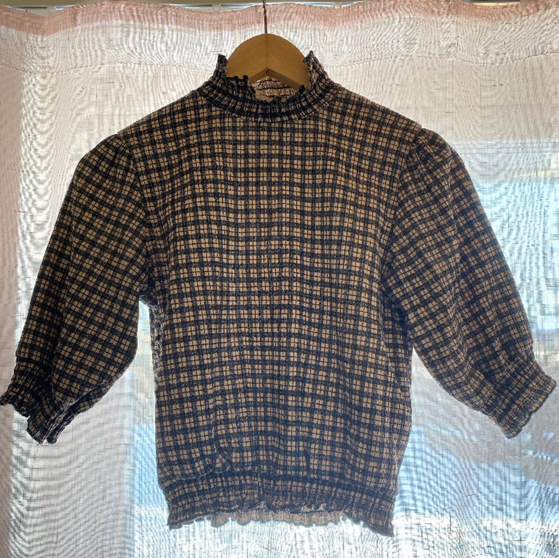 Rutig blus med rusch vid alla öppningar