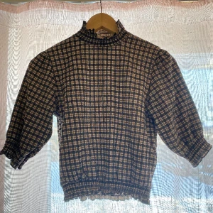 Rutig blus med rusch vid alla öppningar - En väldigt gullig sofistikerad blus från Monki med rutigt mönster i storlek xs