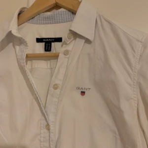 Vit Gantskjorta slim, strl 36 - Vit Gantskjorta i strl 38, jättefint skick, slim modell och passar även dig med strl 36.