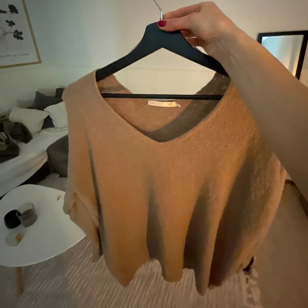 Supermjukt tunt stickad tröja från lager som aldrig riktigt kommit till användning. Använd 2 gånger☺️. Stickat.