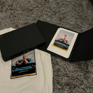 Limitato T-Shirt - Säljer min Limitato tröja då den ej kommer till tillräcklig med användning. Köptes för ny och därav medföljer kvitto, box samt certifikat till tröjan. Tröjan är nästintill nyskick, 8,5/10. Om du undrar något så tveka inte att höra av dig!😁