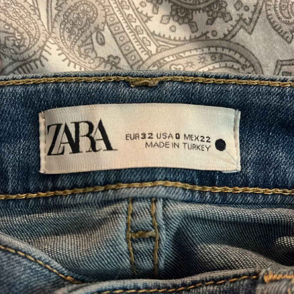 Lowwaist boot cut jeans från zara. Använt få gånger, fint skick. Slut sålda på zara. Pris är diskuterbart. ( skriv för mer bilder )😘😘. Jeans & Byxor.
