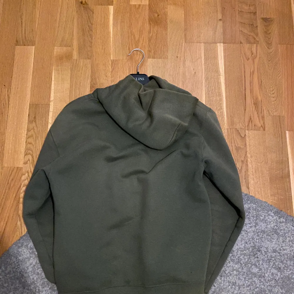 Tröjan är en sällsynt tröja från One Of One som aldrig kommer säljas igen! Färgen är dark green och sitter perfekt i passform!  Säljer den pga av att jag inte använder den längre.. Hoodies.