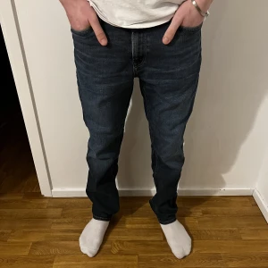 Jack & Jones jeans clark/regular - Jack & Jones grisch jeans i storlek W30 och L32! Modellen är clark/regular och kommer passa perfekt i din grisch-closet! Modellen är 179 cm!