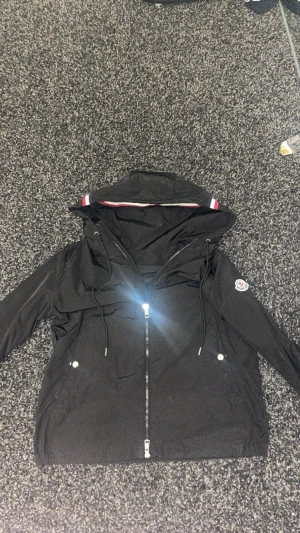 Moncler windbreaker - Storlek 1/s bra skick ja köpte den för 3800kr den är äkta! Bara se 
