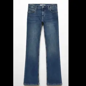 Säljer mina low waist bootcut jeans ifrån Mango. De har perfekt längd och har använts max tre gånger, så de är som nya. Ordinariepris 499kr. 💕