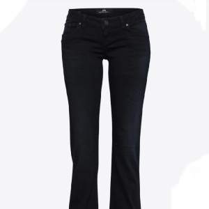 Superfina slutsålda lågmidjade ltb jeans valerie i svart🩷 De är i bra skick och utan defekter🩷 Passar mig som är runt 164cm, skriv för mer mått✅