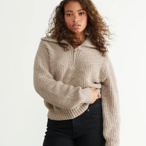 Stickad tröja med dragkedja - Jag säljer den här fina stickade tröjan med dragkedja från ginatricot på grund av att den inte kommer till använding längre💗 använd ett fåtal gånger, storlek S💕 nypris 349kr, jag säljer för 80kr + frakt🥰