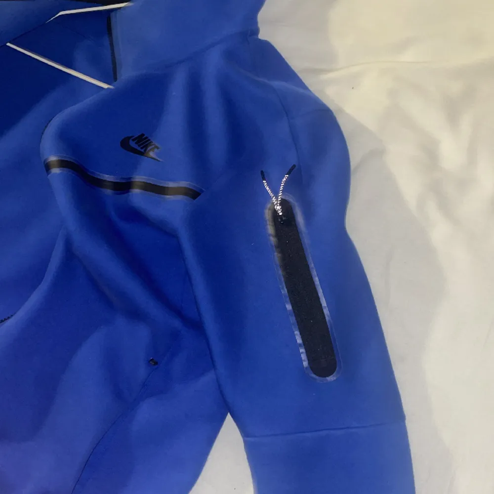 Blå Nike tech, använt cirka 1 år men har tröttnat på den. Drf jag valda att sälja den. Hoodies.